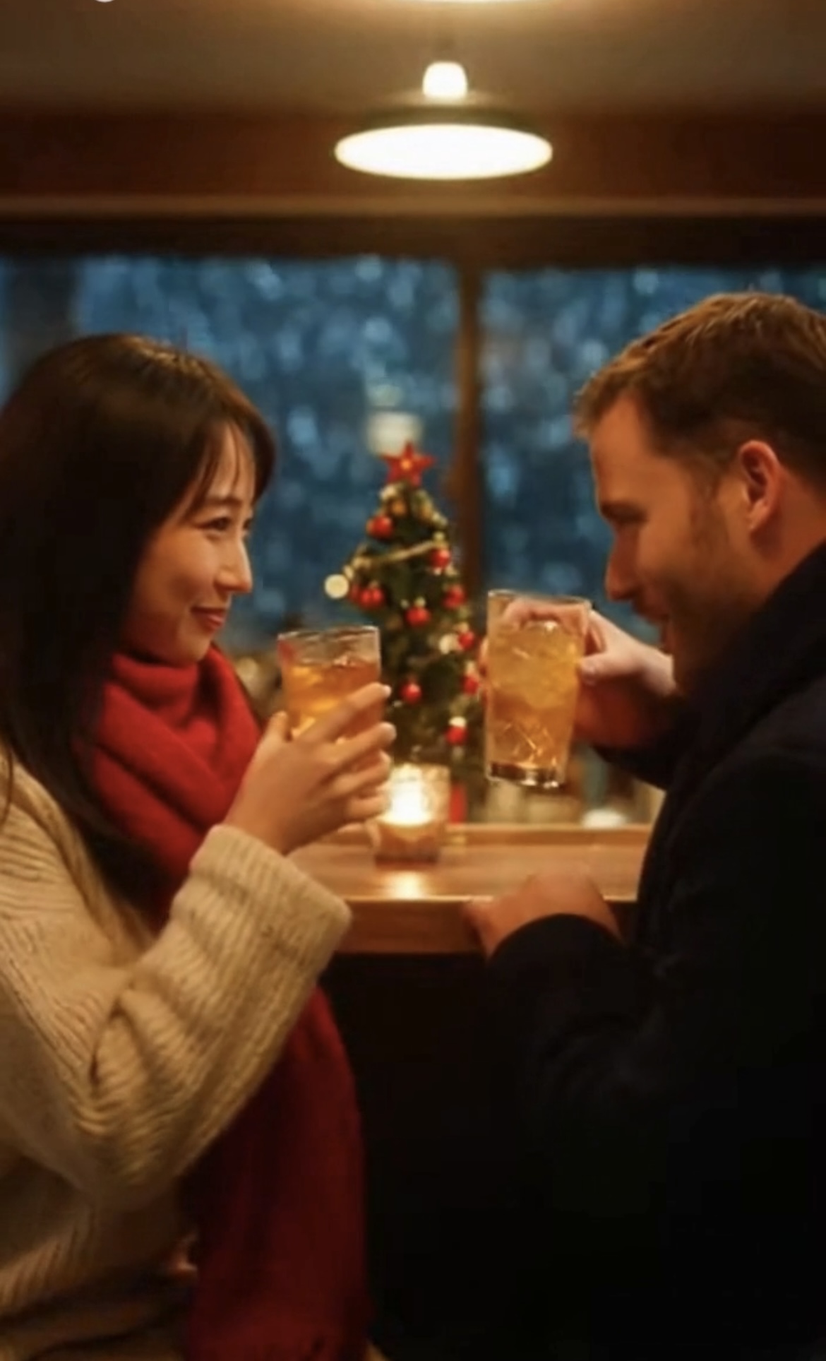 クリスマスに乾杯するカップルの動画サムネイル
